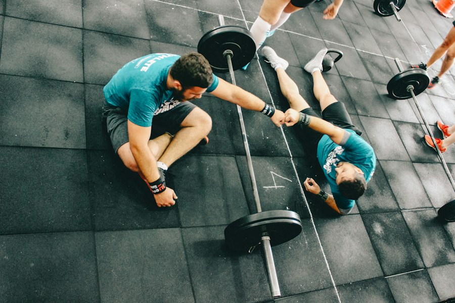 Mans escalfant oli de massatge per a sessió de benestar